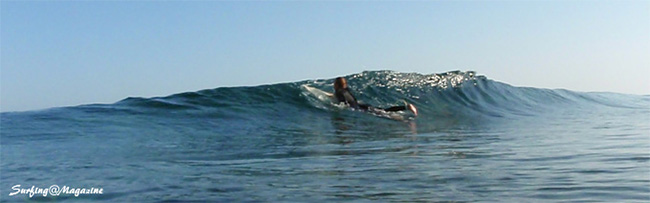 沖縄の海でサーフィンを楽しむ